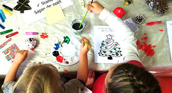 Norevie, les enfants fabriquent des décorations de Noel